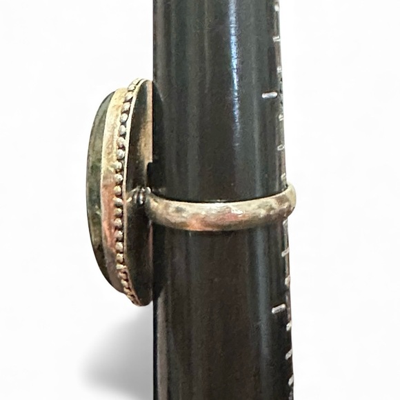 Elegant Labradorite Oval Ring - Picture 5 of 6